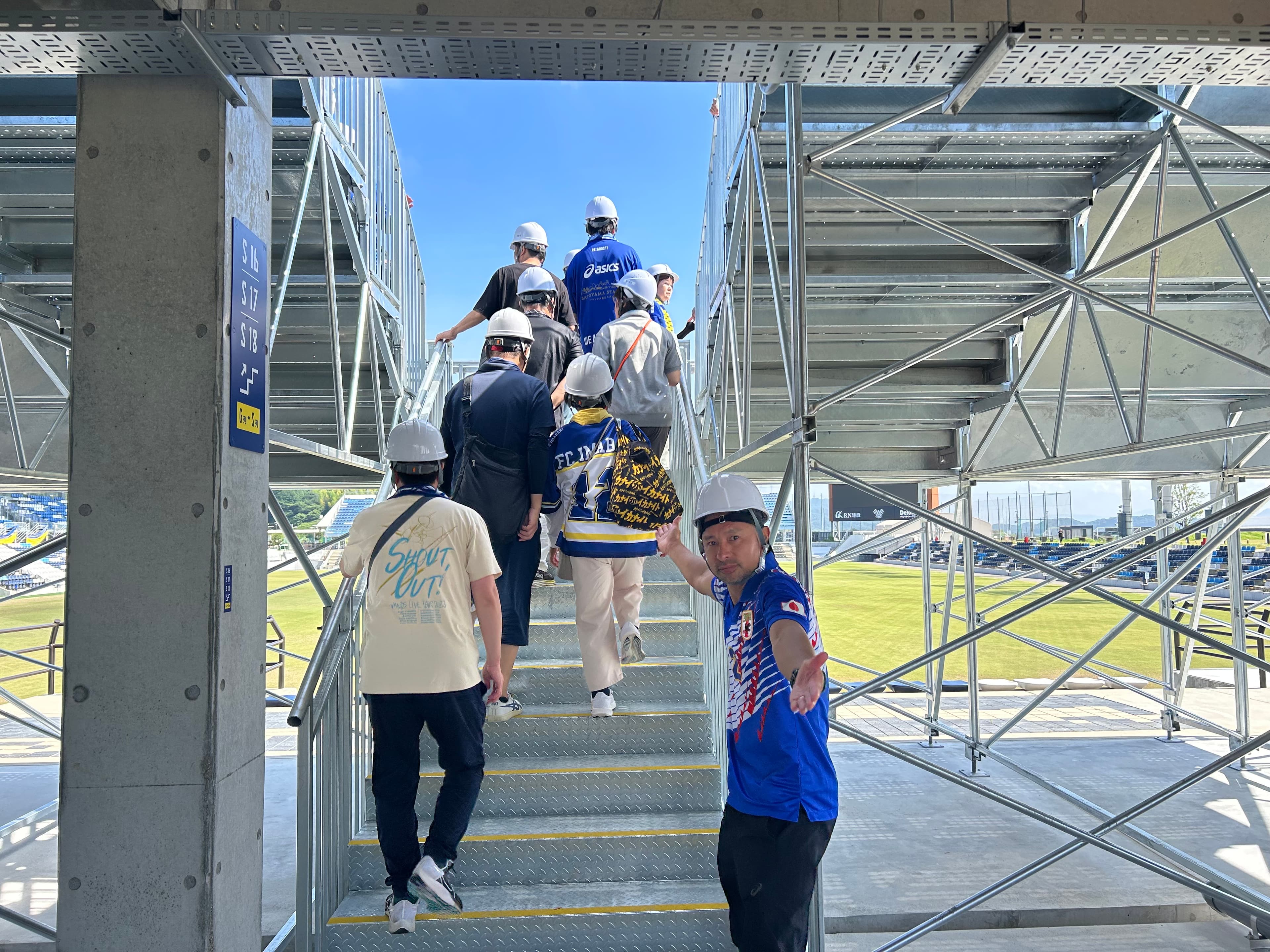 ゴール裏2階中央への階段