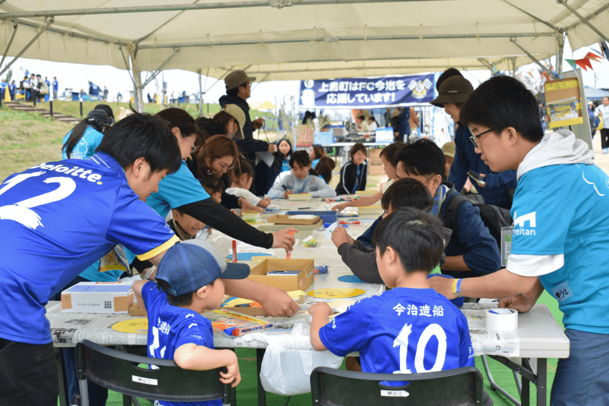 子ども中心の応援うちわ作成など