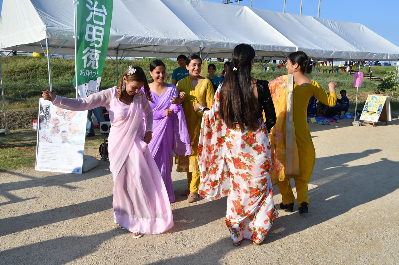 イベントパフォーマンス、学校紹介ブース
