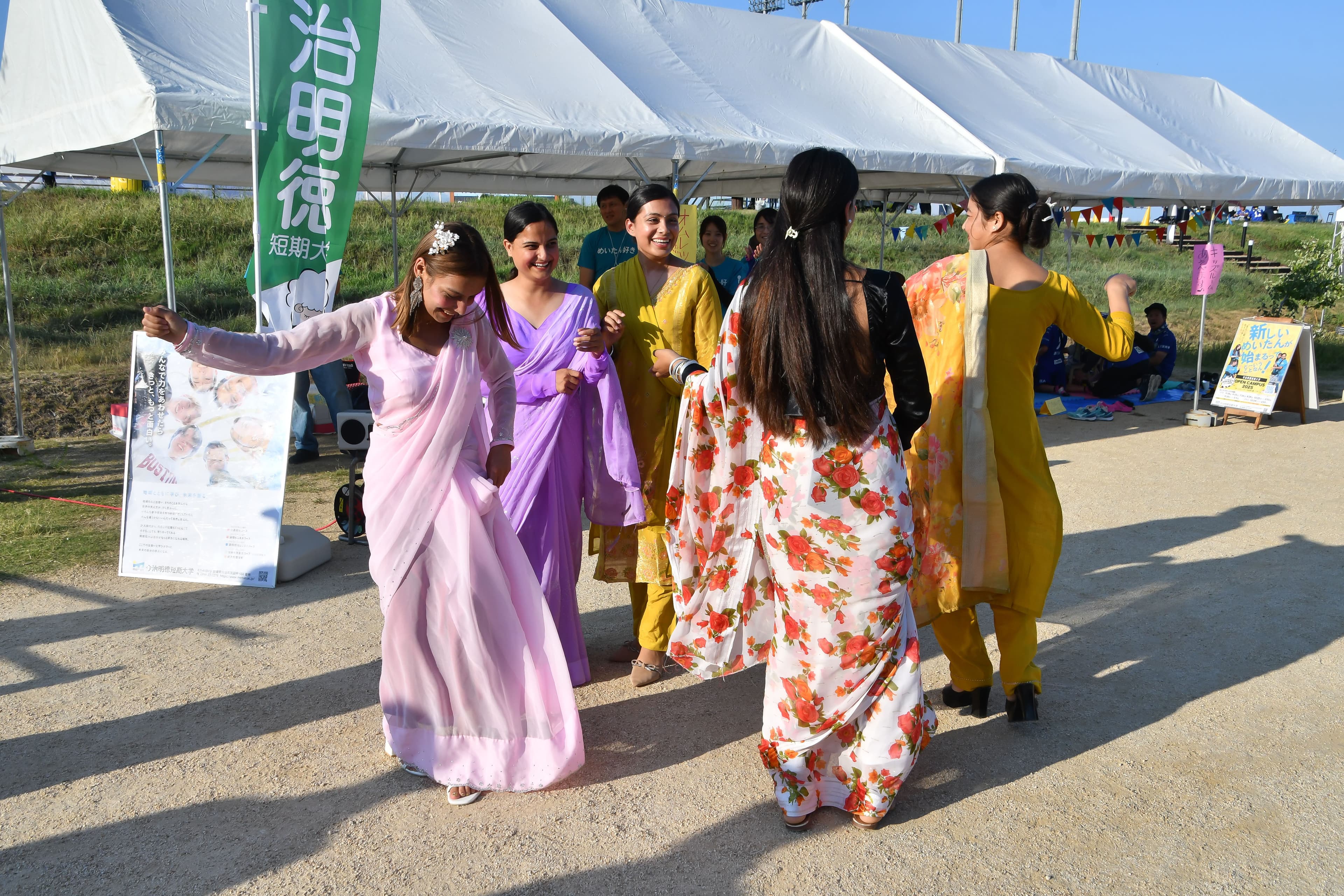 イベントパフォーマンス、学校紹介ブース
