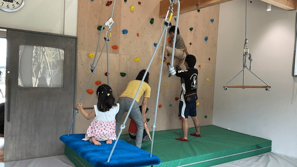 ボルダリング&大型吊り遊具体験など