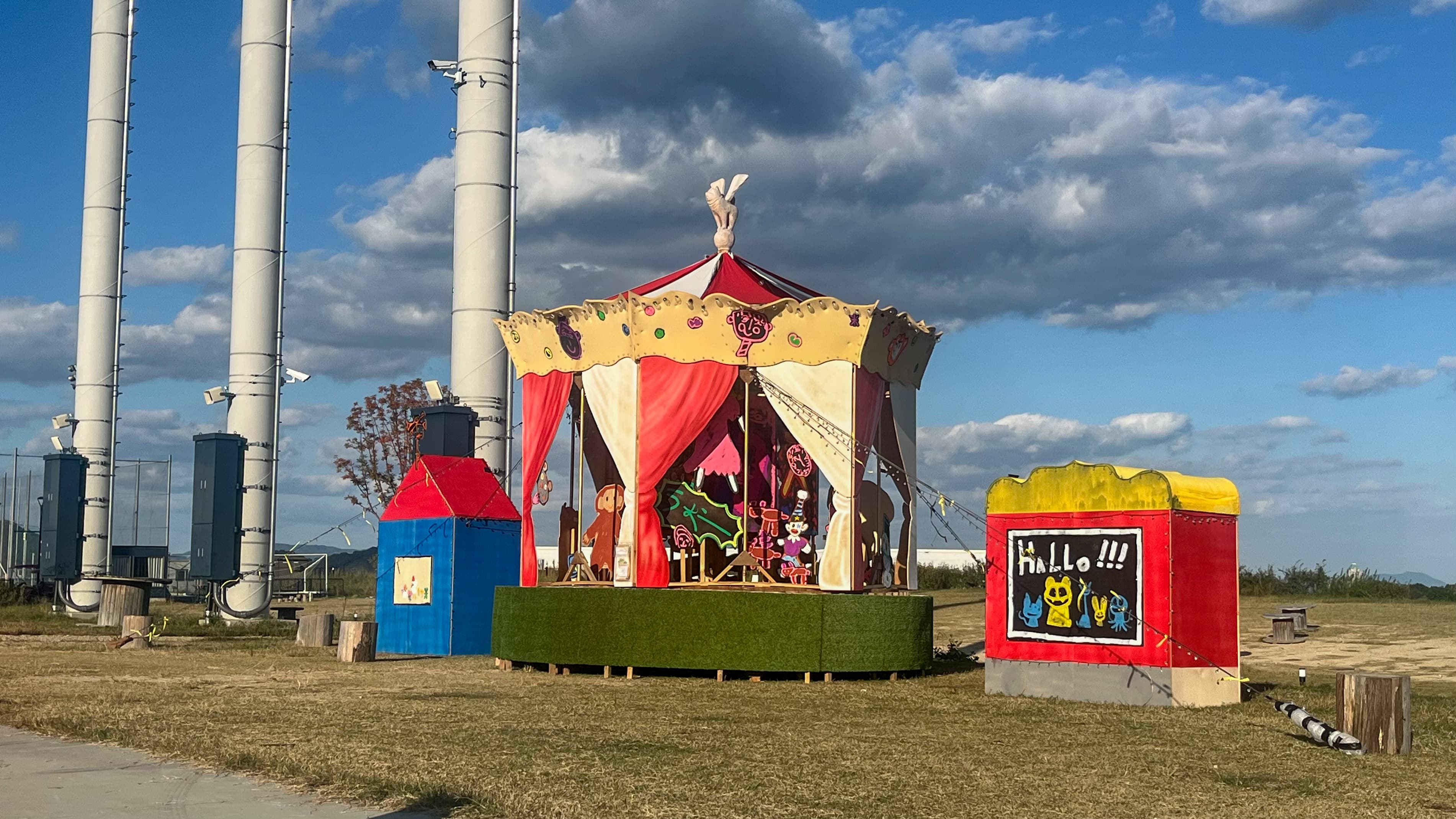 「メリーゴーラウンドと動物のサーカス団」