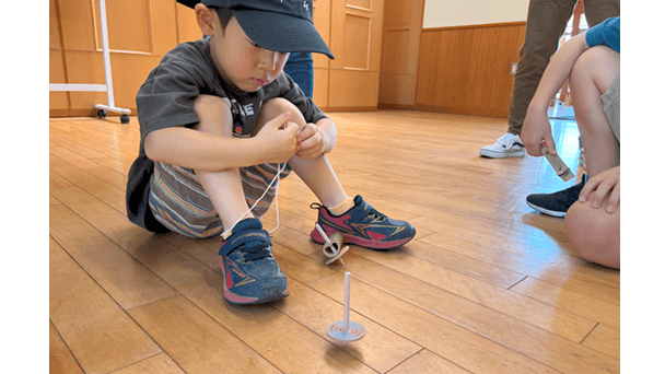 おもちゃ体験、コマづくりWS